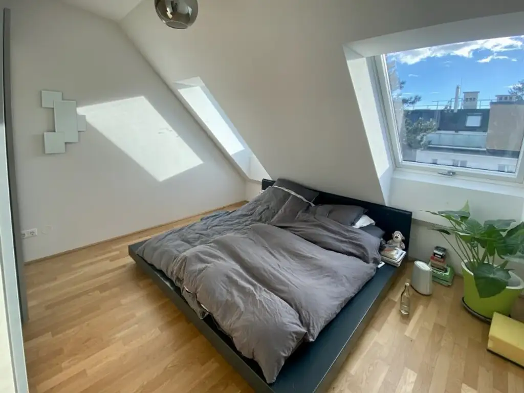 VOLL MÖBLIERTES traumhaft ruhiges Dachgeschoss-Appartement mit Terrasse und perfektem Öffi-Anschluß