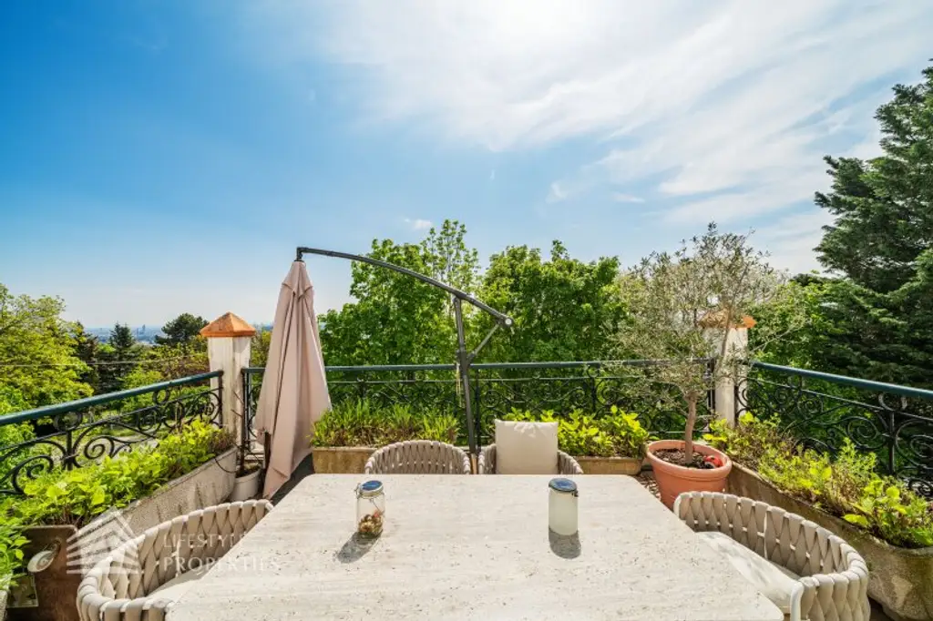 Luxuriöser 14- Zimmer Wohntraum mit Dachterrasse und Pool, Nähe Wilhelminenschloss