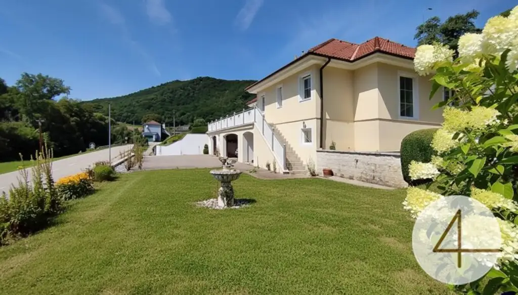 Charmantes Zuhause mit großzügiger Terrasse und zwei Garagen