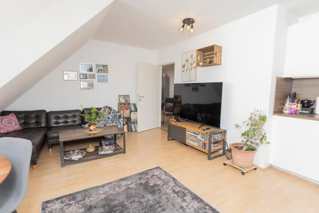 Dachgeschoß-Wohnung in U4- und Schönbrunn-Nähe