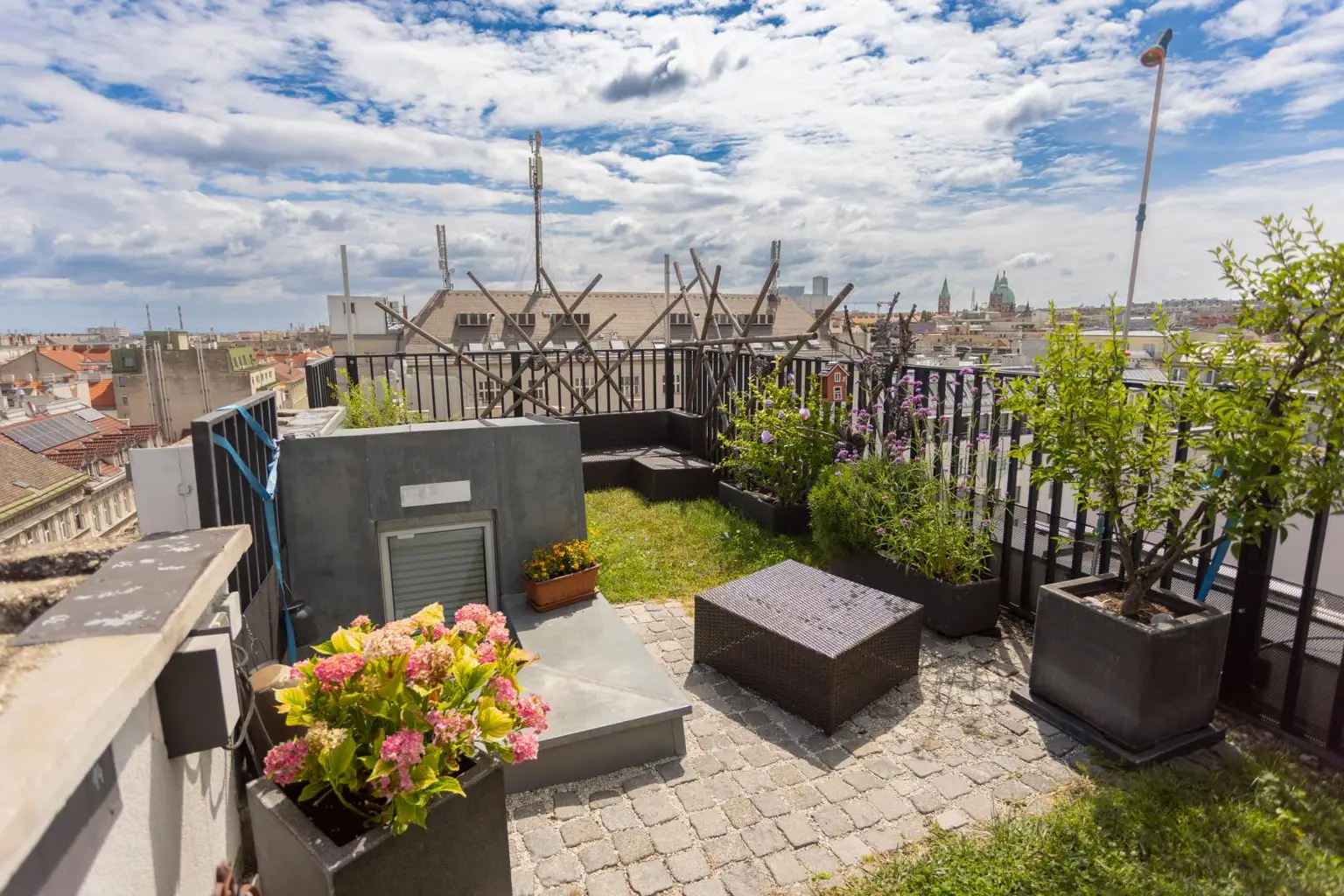 Exklusive Dachgeschoss-Maisonette mit 360° Wienblick und drei Terrassen - 1100 Wien