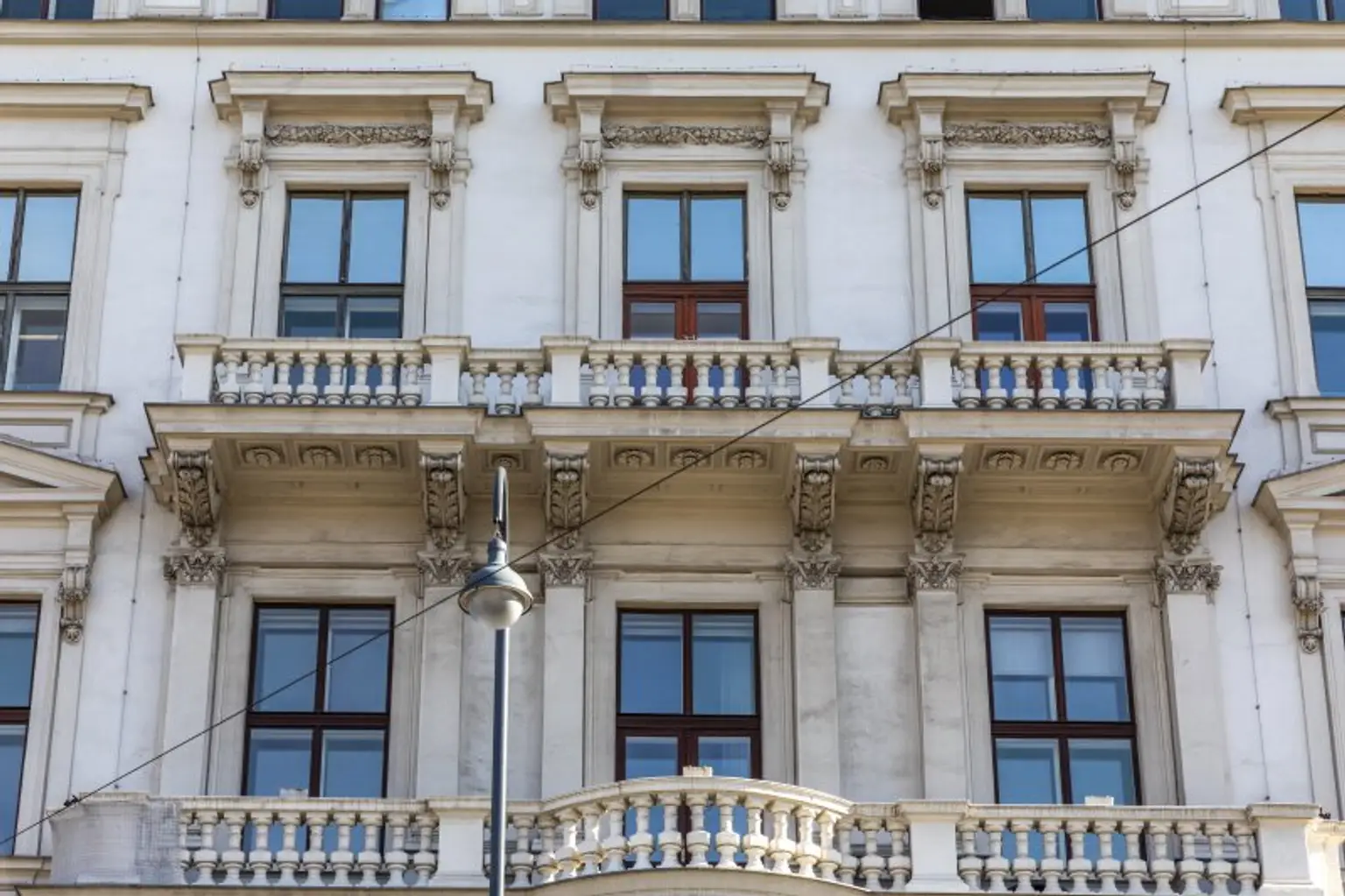Die Nummer Eins im Ersten! 1.077 m² Bürofläche im prestigeträchtigen Jahrhundertwendehaus! Klimatisiert! Nähe U2 Schottentor!