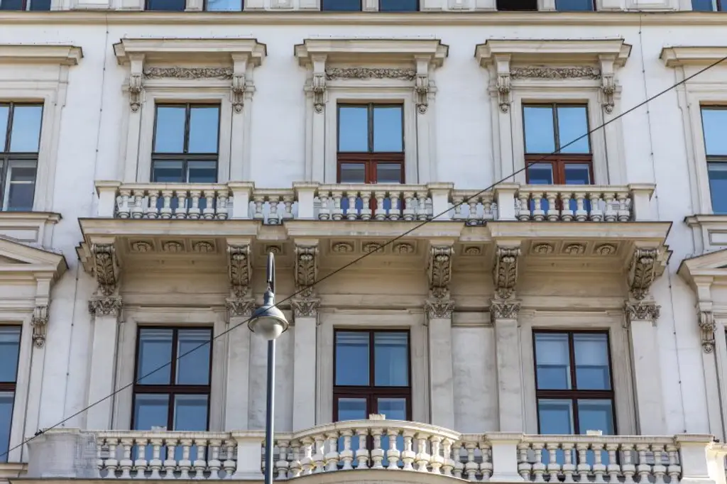 Die Nummer Eins im Ersten! 1.077 m² Bürofläche im prestigeträchtigen Jahrhundertwendehaus! Klimatisiert! Nähe U2 Schottentor!