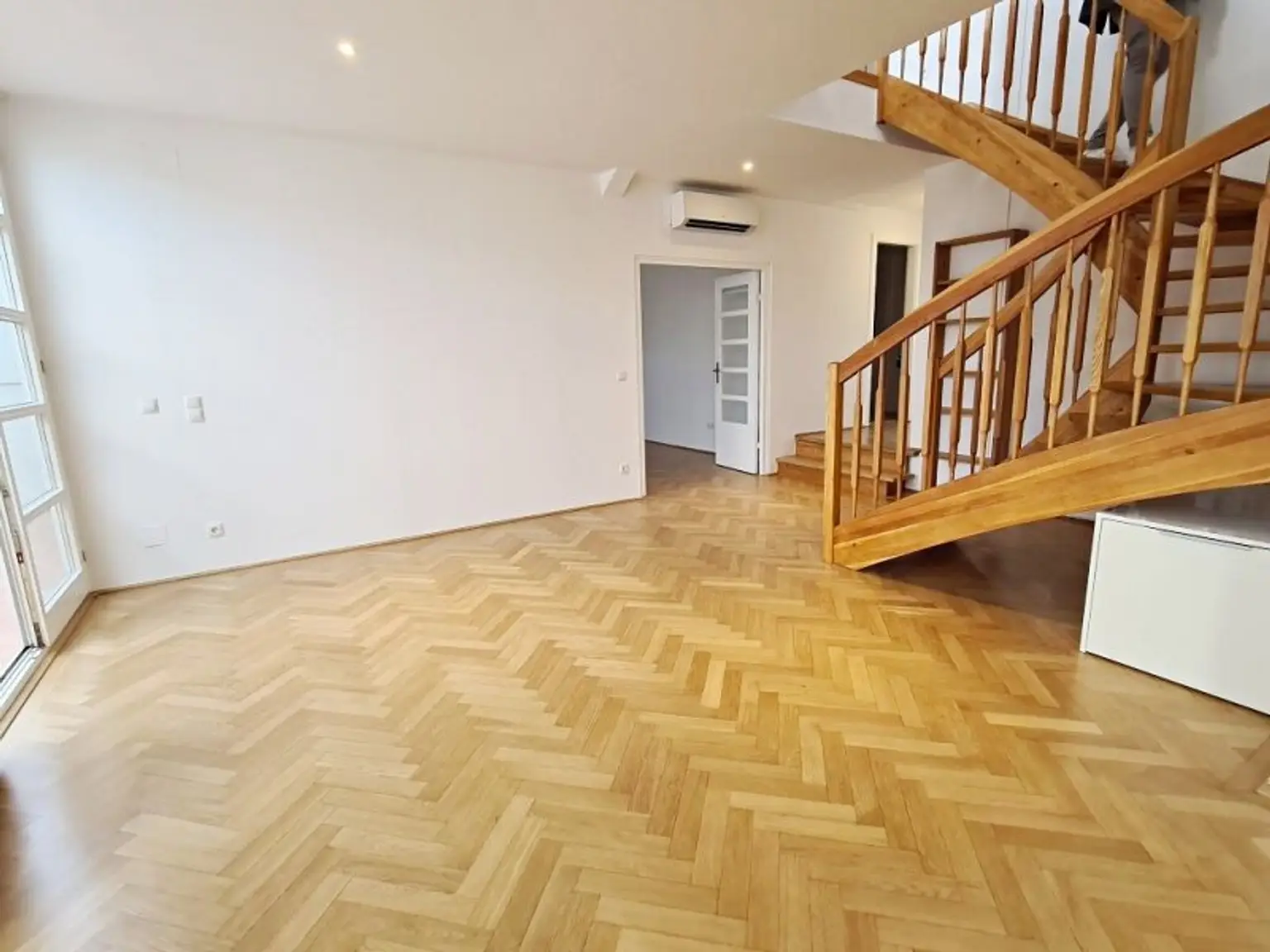 ZELINKAGASSE, DACHGESCHOSS, klimatisierte 157 m2 Maisonette mit 18 m2 Terrasse, 4 Zimmer, Küche, Wintergarten, 2 Bäder, Börse-Nähe