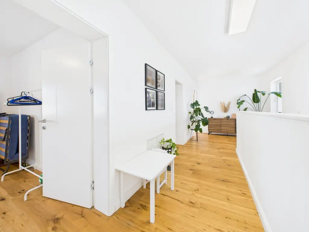 Exklusives Neubauhaus in Marchtrenk – stilvolles Wohnen mit modernster Technik & traumhaftem Garten samt Wellnessbereich