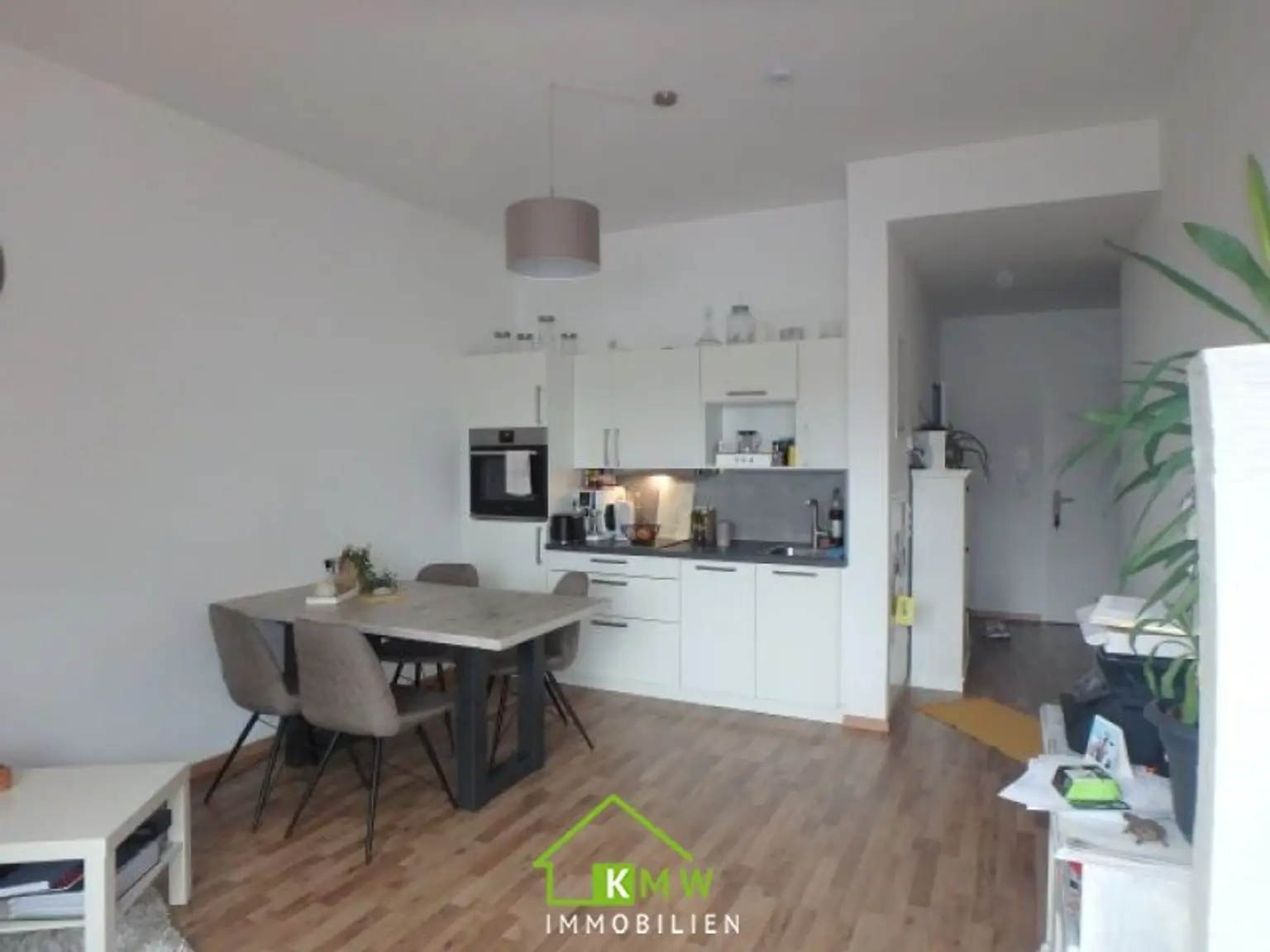 Lichtdurchflutete, moderne 2 Zimmer Wohnung mit Terrasse und 2 Tiefgaragenplätze