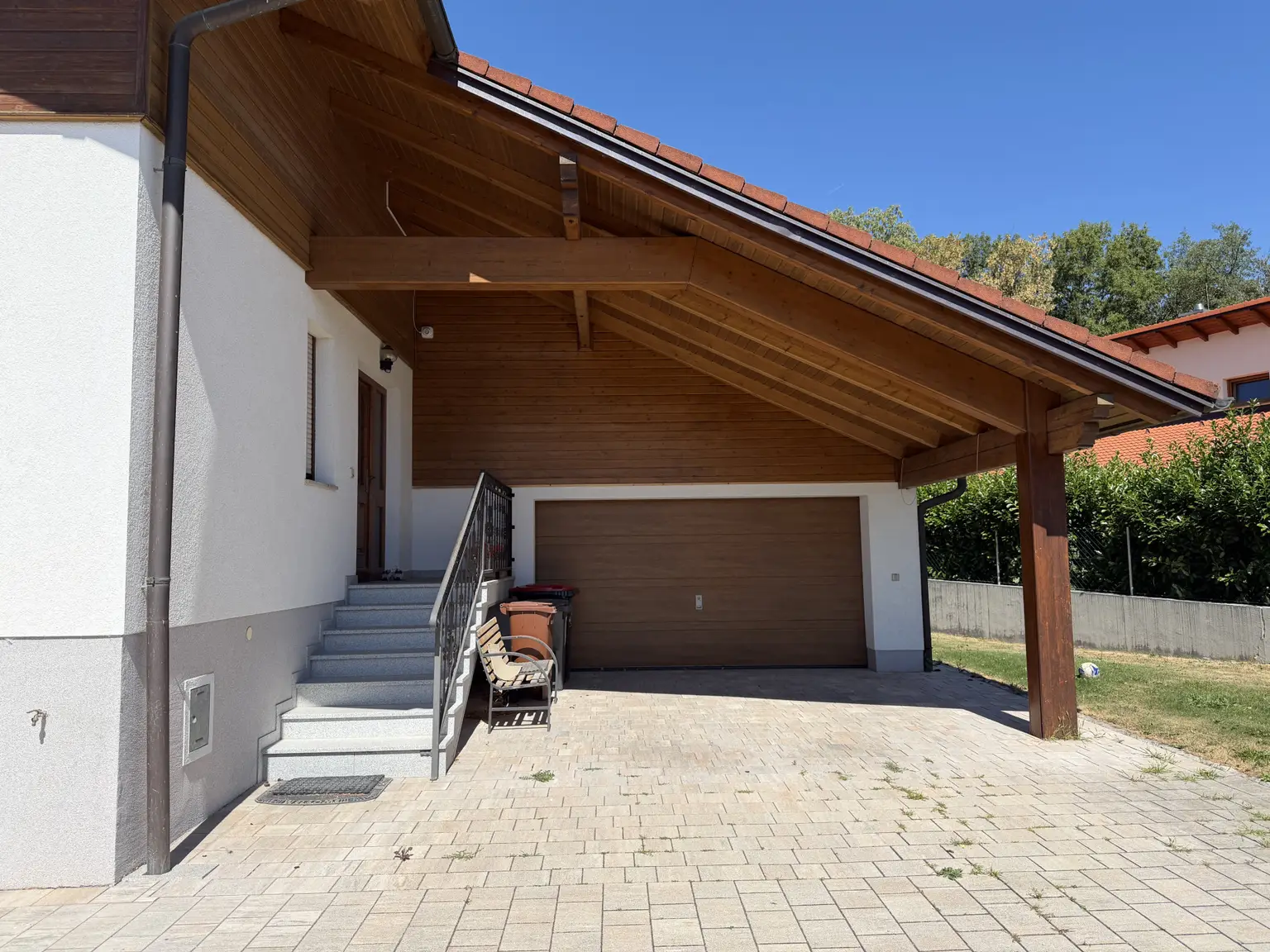 überdachter Stellplatz, Garage, daneben Eingang
