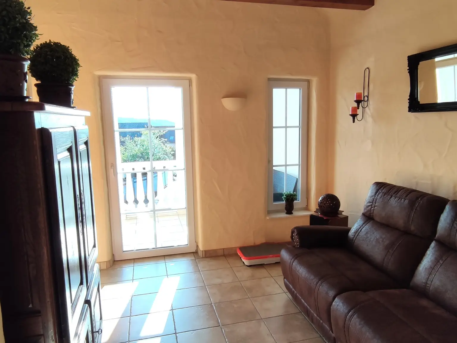 Studiozimmer (DG) mit Blick zur Loggia vorne