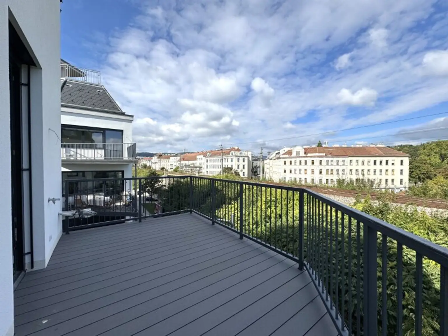Mit Blick ins Grüne - Großzügiger Erstbezug nach Sanierung - Luftige 4-Zimmer Wohnung in Hernals