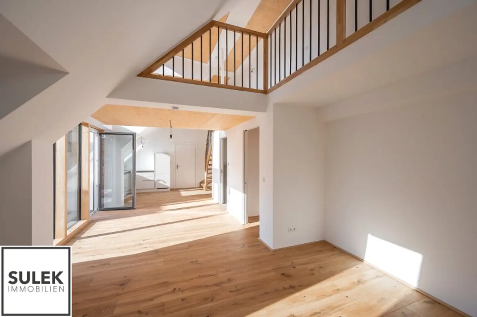 lichtdurchfluteter DG-Erstbezug mit offener Galerie und hochwertiger Ausstattung