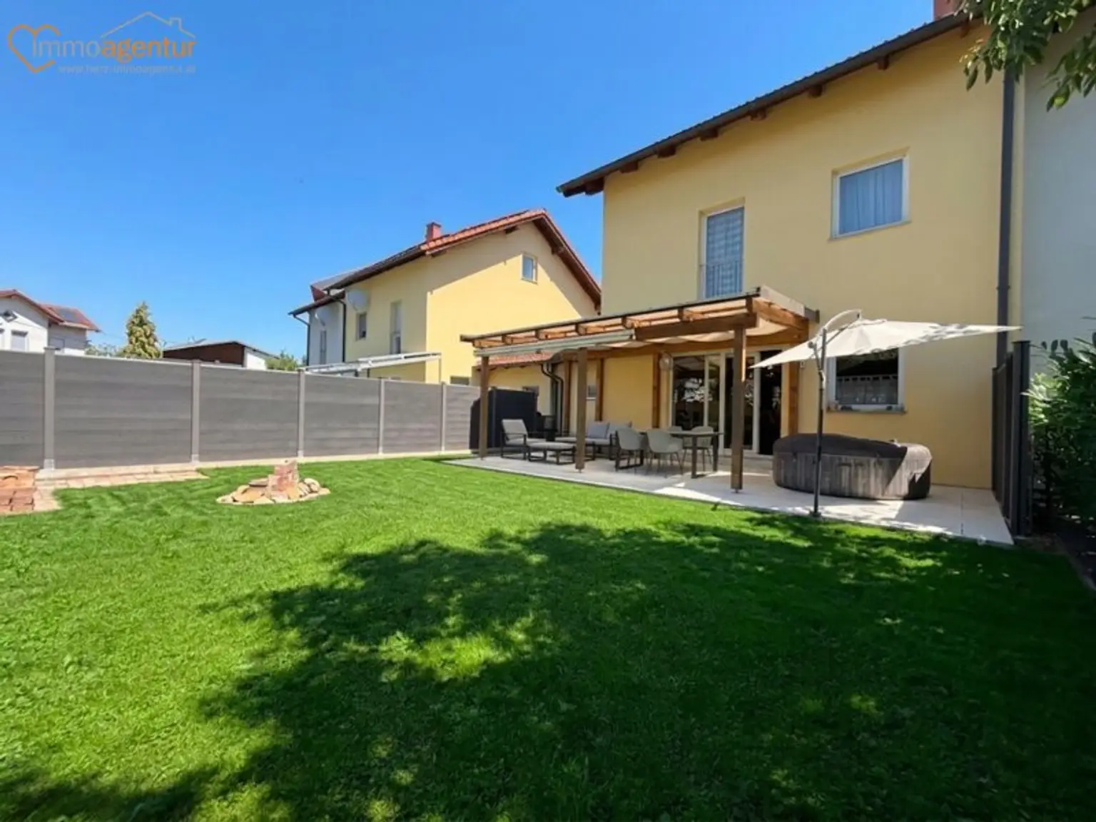 Großzügiges, vollunterkellertes Reihenmittelhaus mit Garten, Garage & ca. 245 m² Gesamtnutzfläche in Ansfelden
