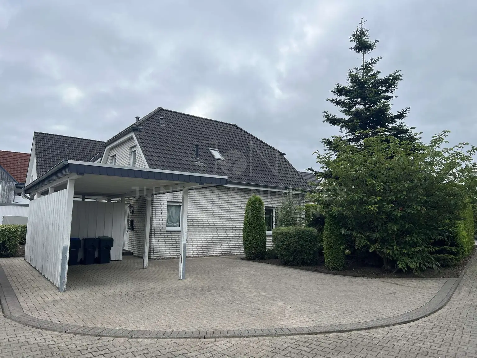 Einfahrt & Carport