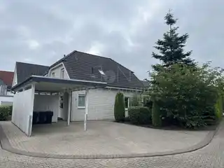Einfahrt & Carport