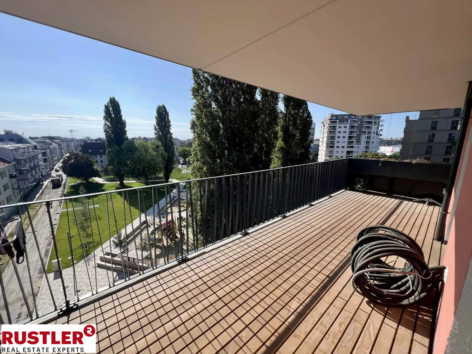 **ATTEMSGARTEN - HOCHWERTIGE 4 Zi WOHNUNG INKL. KÜCHE - 2 TERRASSEN - 2 BÄDER UND FITNESS**