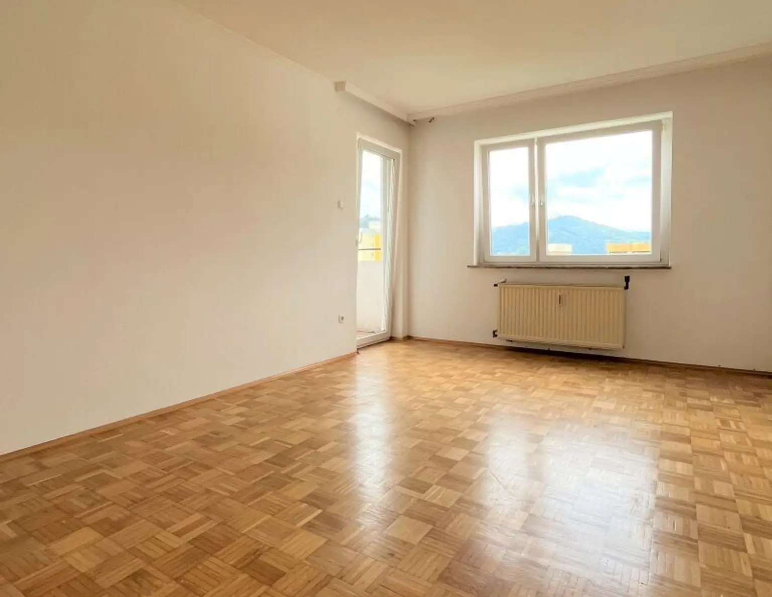 Attraktive 2-Zimmer-Wohnung mit Einbauküche und Loggia!
