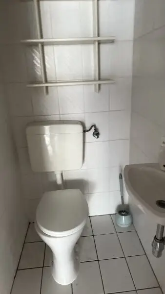 Kirchstetterngasse: 2 Zimmer mit separater Küche (zenral begehbar) im Ersten Liftstock!