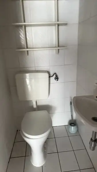 Kirchstetterngasse: 2 Zimmer mit separater Küche (zenral begehbar) im Ersten Liftstock!