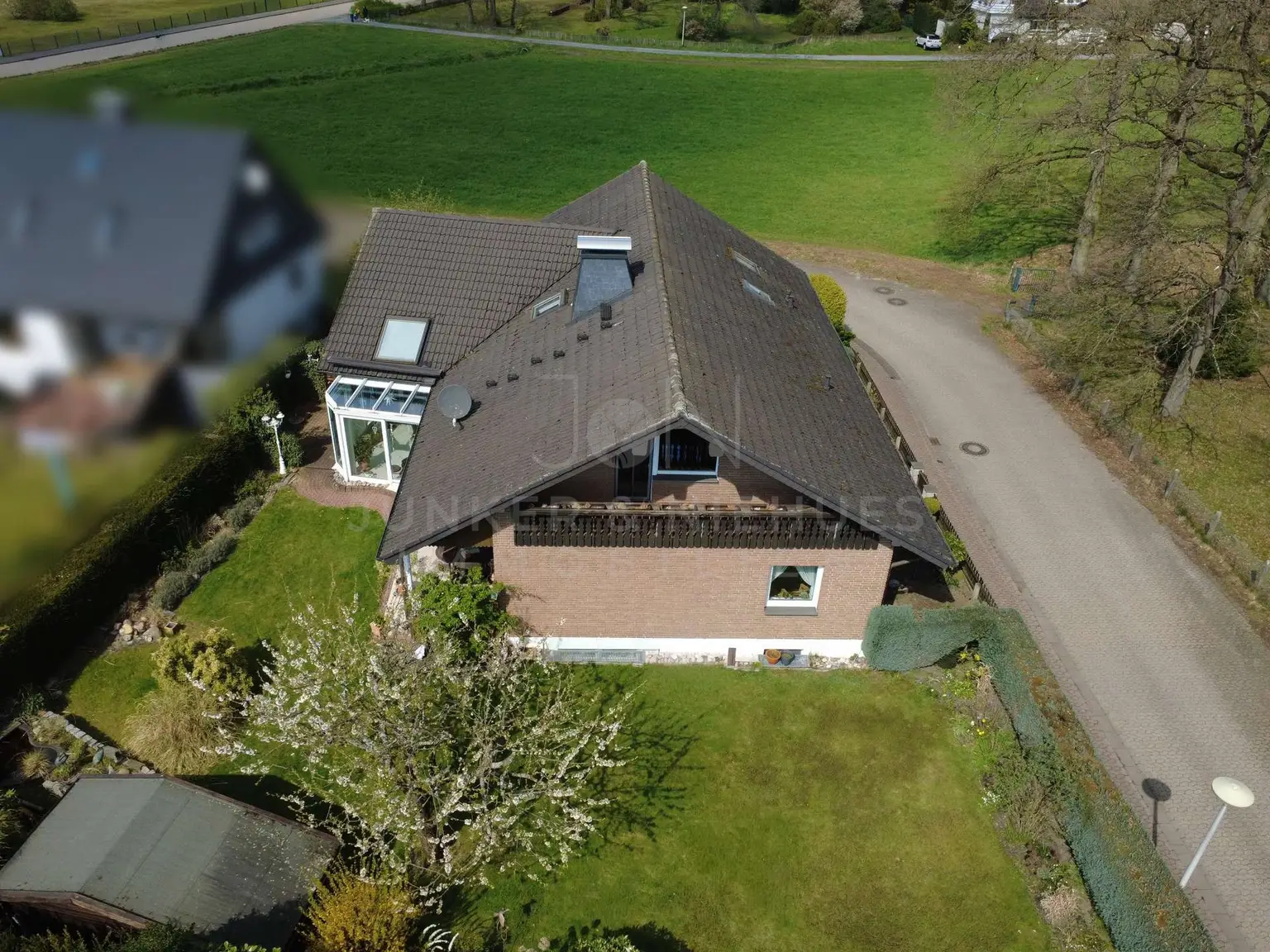 Hausansicht mit Garten