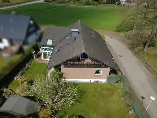 Hausansicht mit Garten