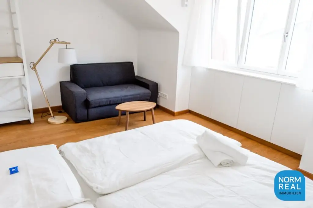 Komplett möblierte Dachgeschosswohnung mit Terrasse