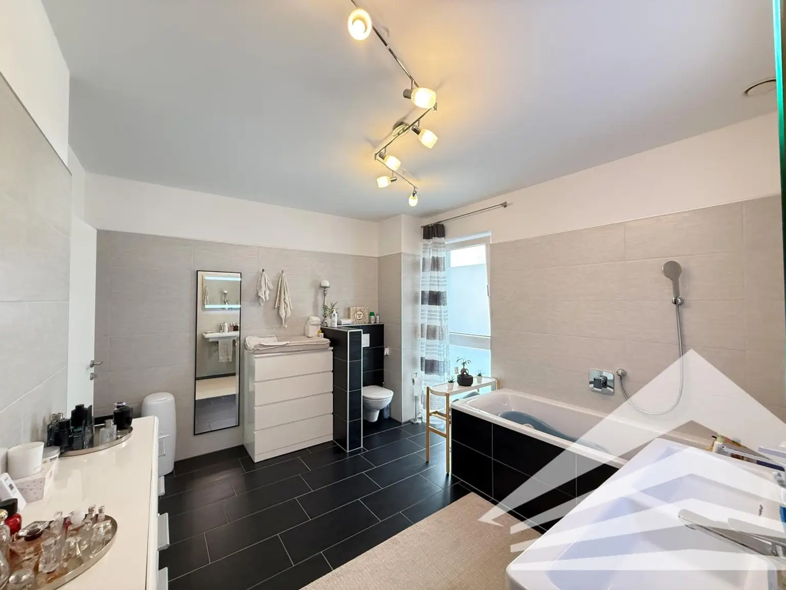 Moderne 3 Zimmerwohnung mit 177 m² Eigengarten in Linz/Pichling!
