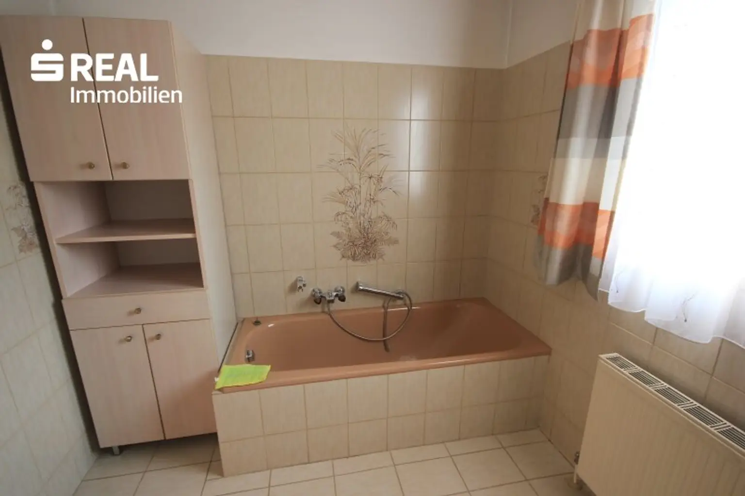 Badezimmer mit Wanne