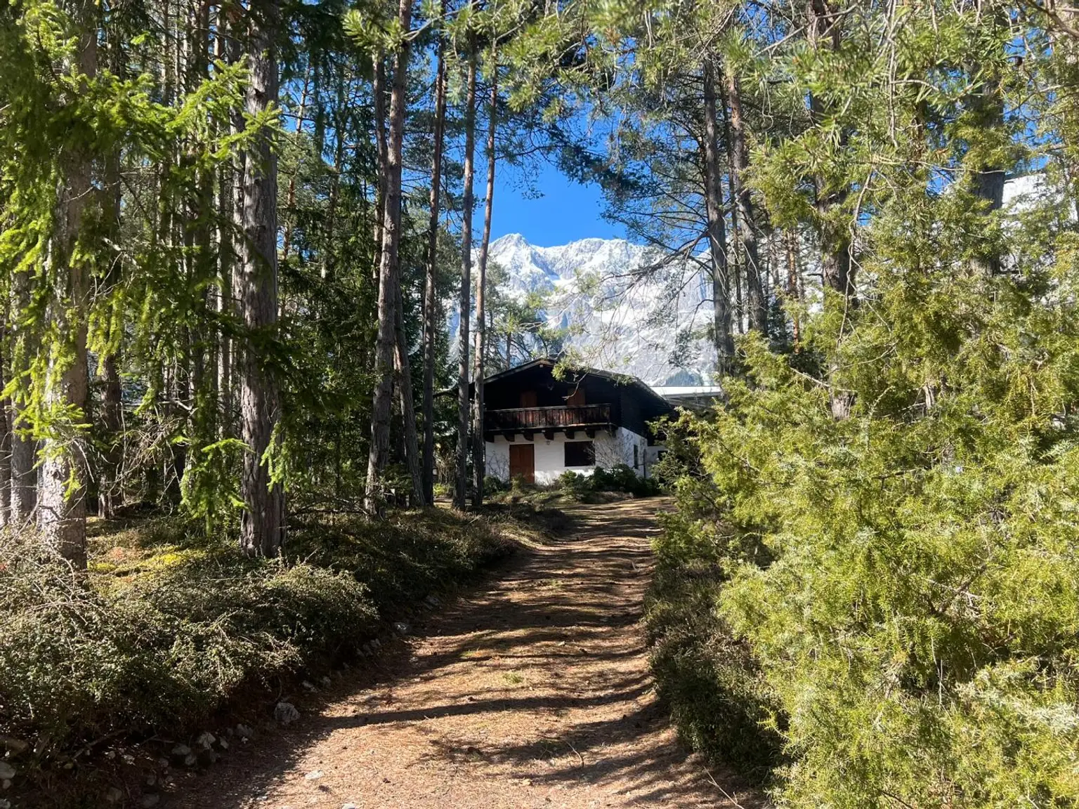 Anwesen im Föhrenwald