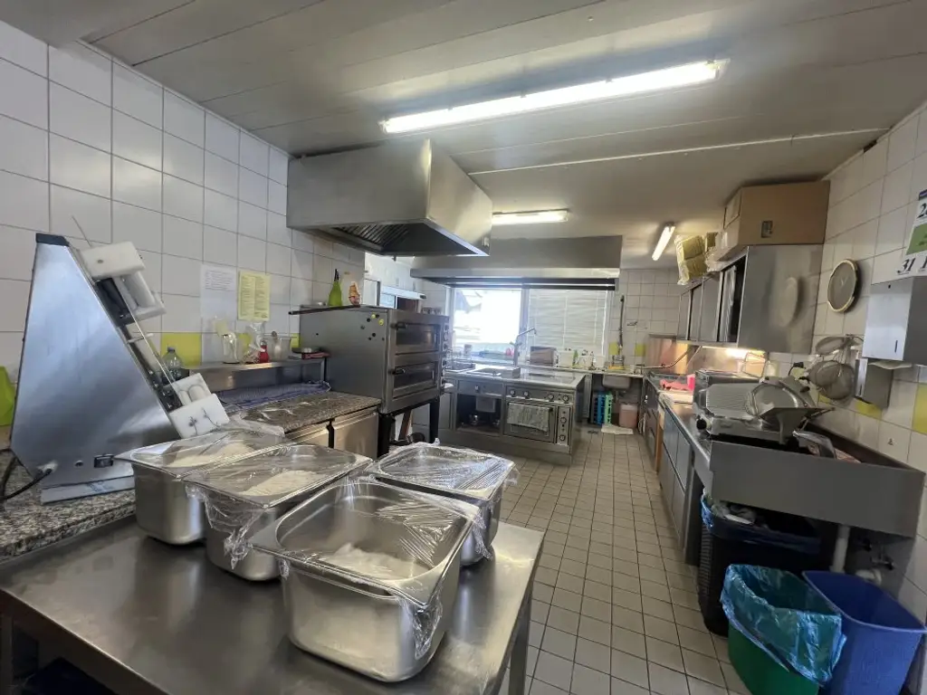 Komplett eingerichtetes Lokal zu verpachten