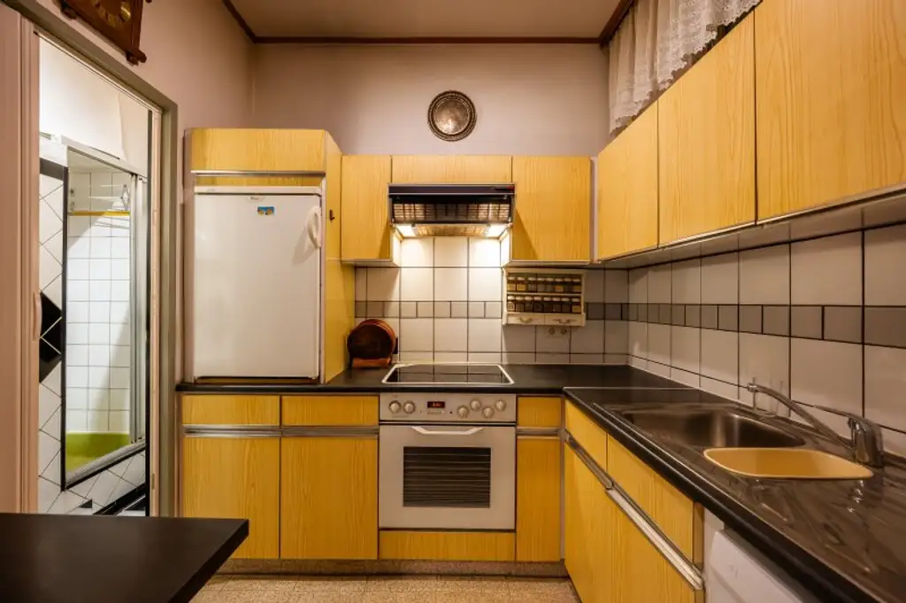 ++NEU++ Sanierungsbedürftige 3-Zimmer Altbauwohnung in guter Lage!!