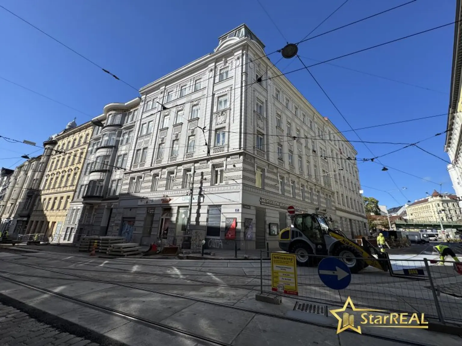 ROHDIAMANT IN TOPLAGE! U6 DIREKT. SANIERUNGSBEDÜRFTIGE 3,5 ZIMMER. FISCHGRÄTPARKETT.