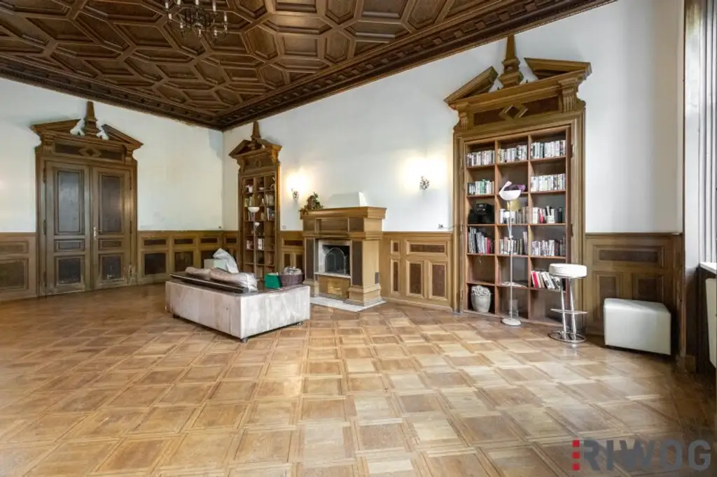 Herrschaftliche Wohnung in historischer Villa | über 440m² Garten & möglicher Infinity Pool | ca. 4,40 m Raumhöhe | sanierungsbedürftig | U-Bahnnähe