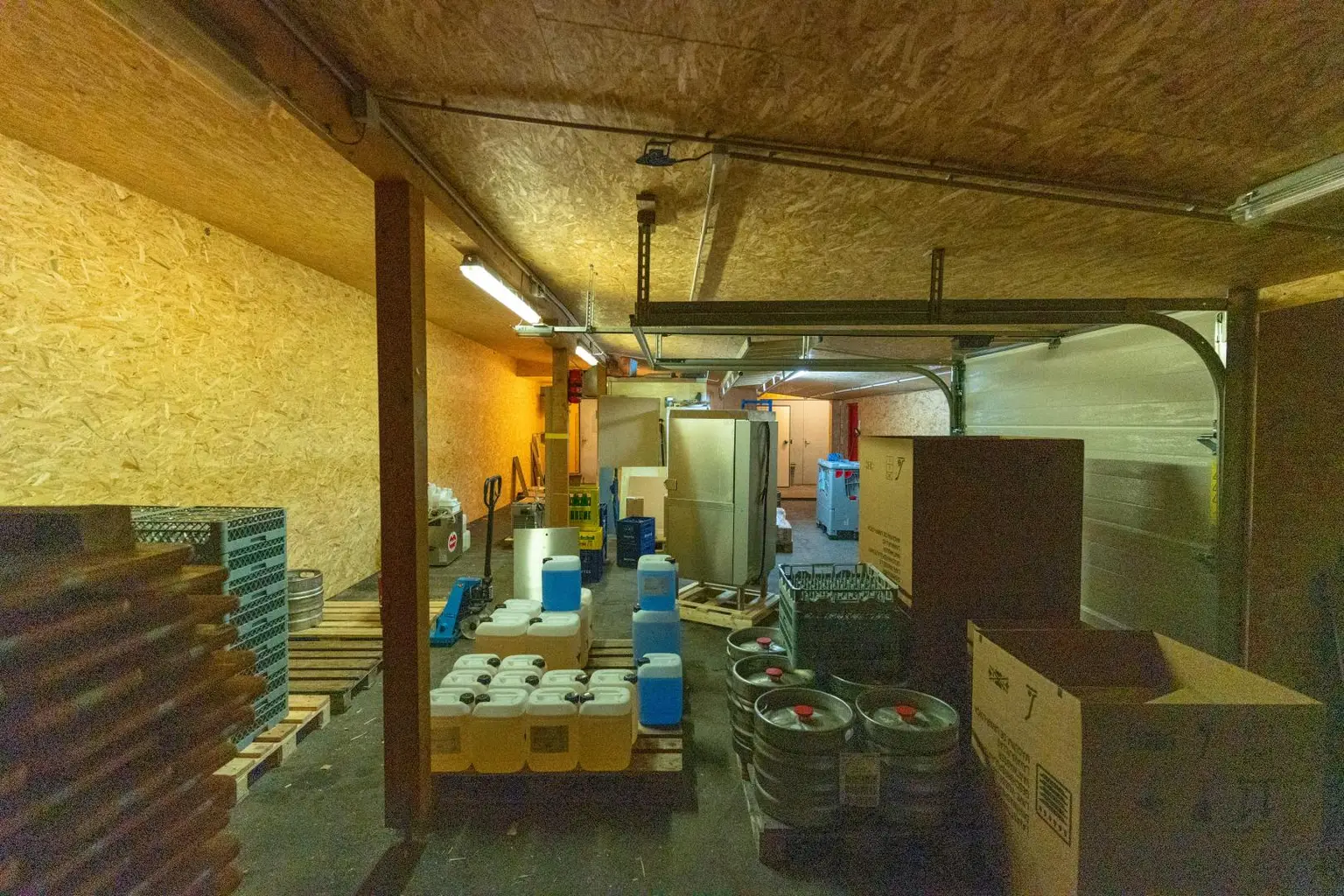 Top-Betriebsliegenschaft mit grosser Wohnung und Direktzugang zur A1 - Ideal für Lager, Dienstleistung & Lieferlogistik