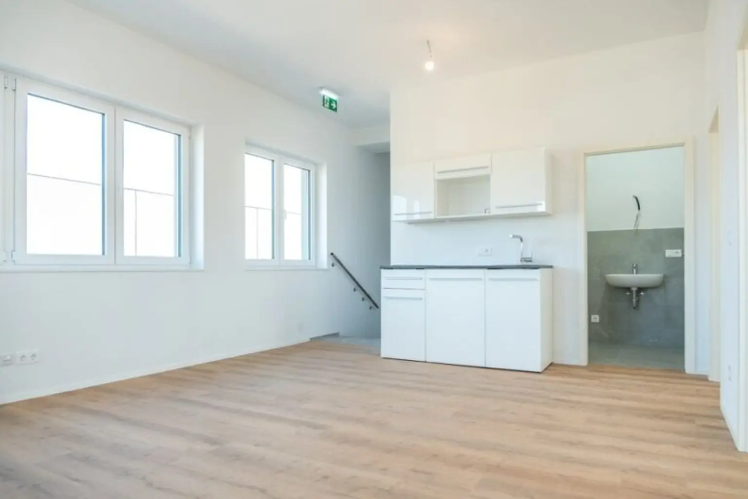 1A Gewerbebetrieb mit Halle und Büroräumen: Erstbezug mit Top-Ausstattung!