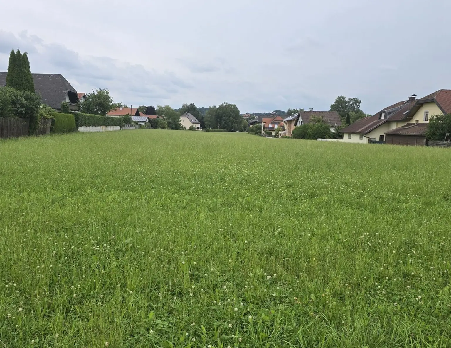 Großflächiges Baugrundstück für Wohnbau unweit von Salzburg !!!