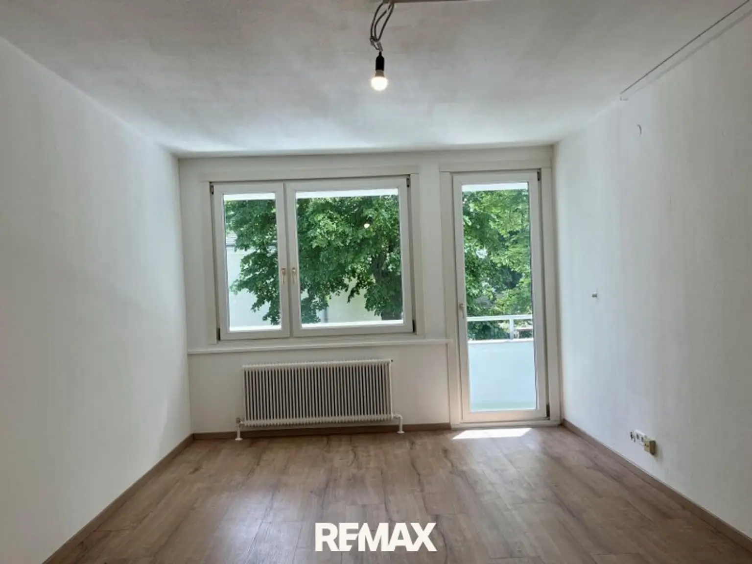 Wohnraum mit Ausgang Loggia