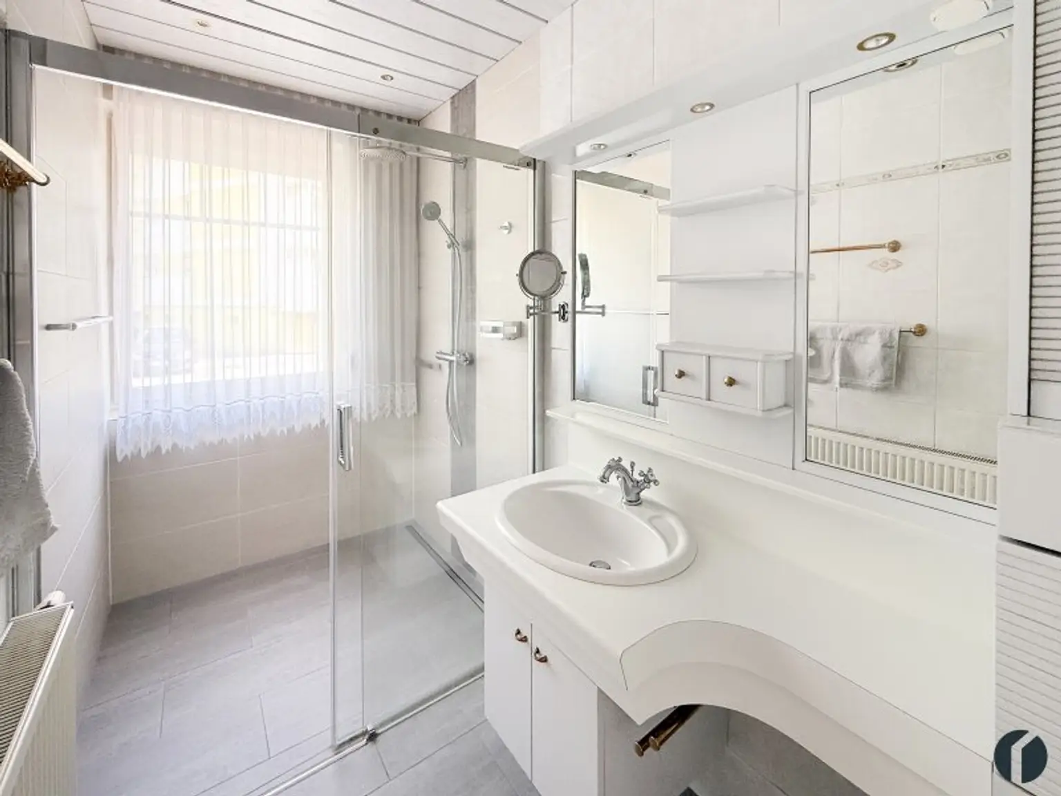 Badezimmer mit Walk-In-Dusche