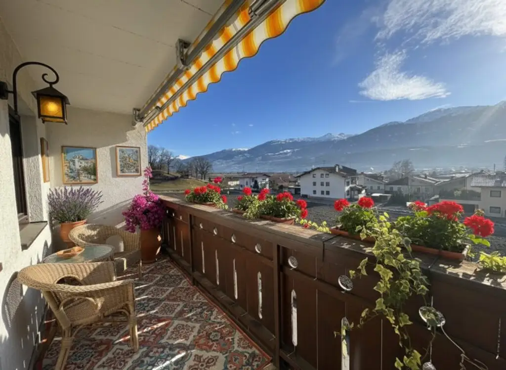 *geräumige 3 Zimmer Wohnung mit extra Küche, Balkon und Garage! Super schöne Aussicht inkludiert!