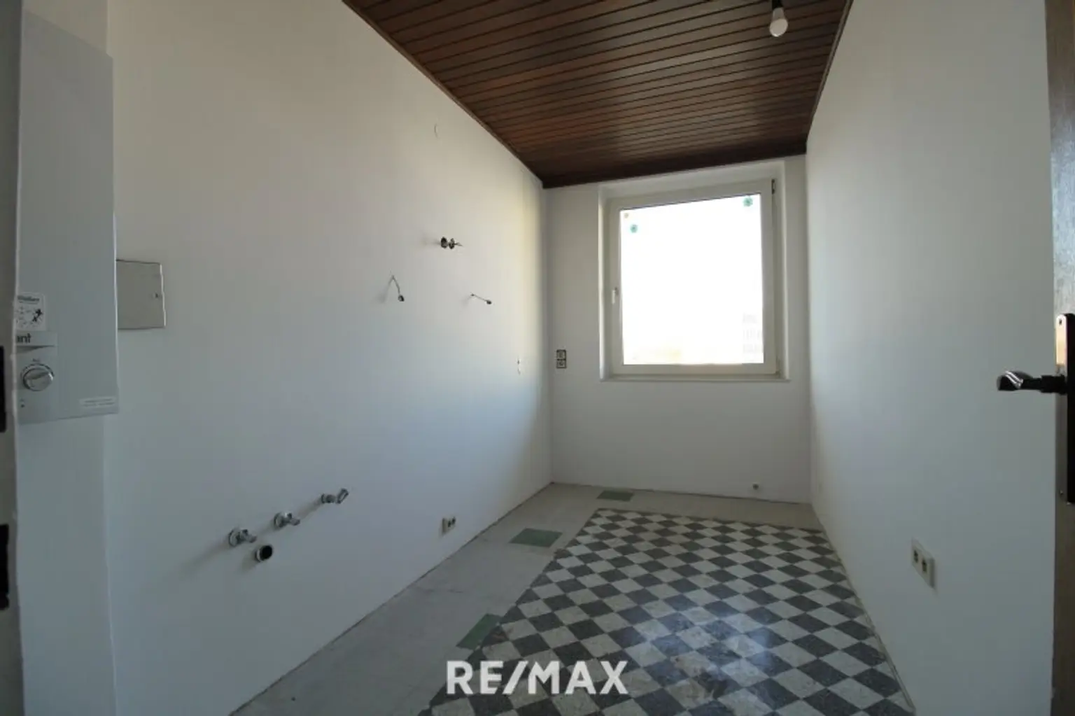 2-Zimmer-Wohnung mit Balkon – zur Sanierung Nähe Milleniumtower