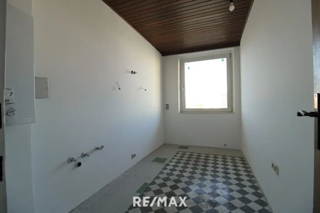 2-Zimmer-Wohnung mit Balkon – zur Sanierung Nähe Milleniumtower