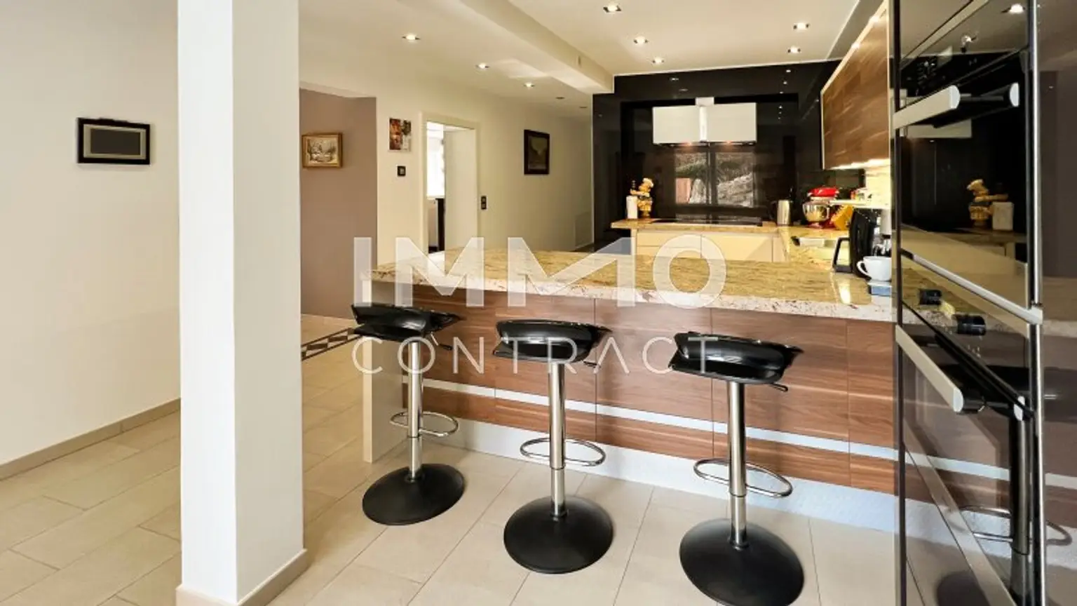 UG: Küchentheke mit Frühstücksbar