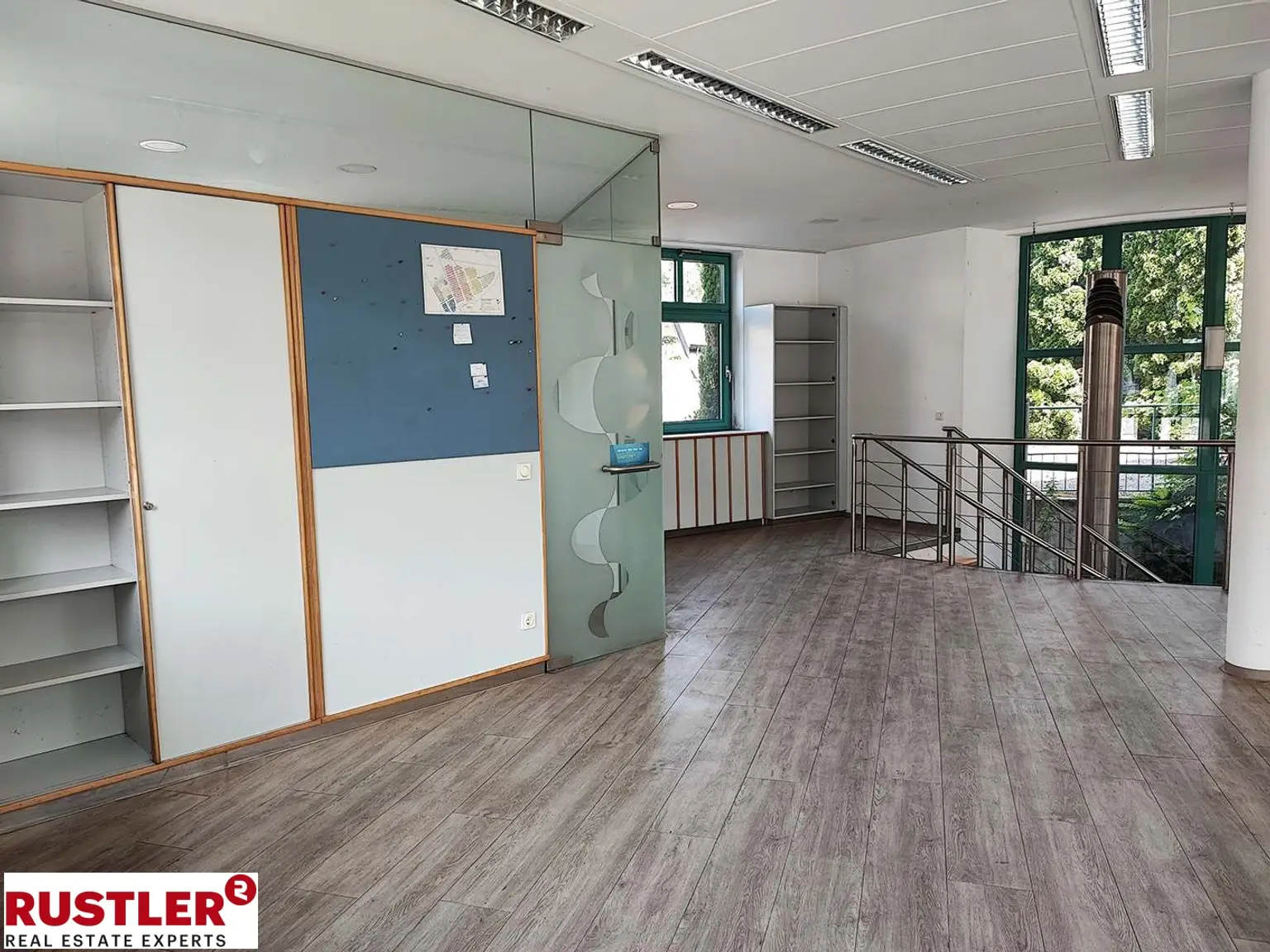 Präsenz an der Hauptstraße – großzügiges Geschäftslokal auf zwei Ebenen