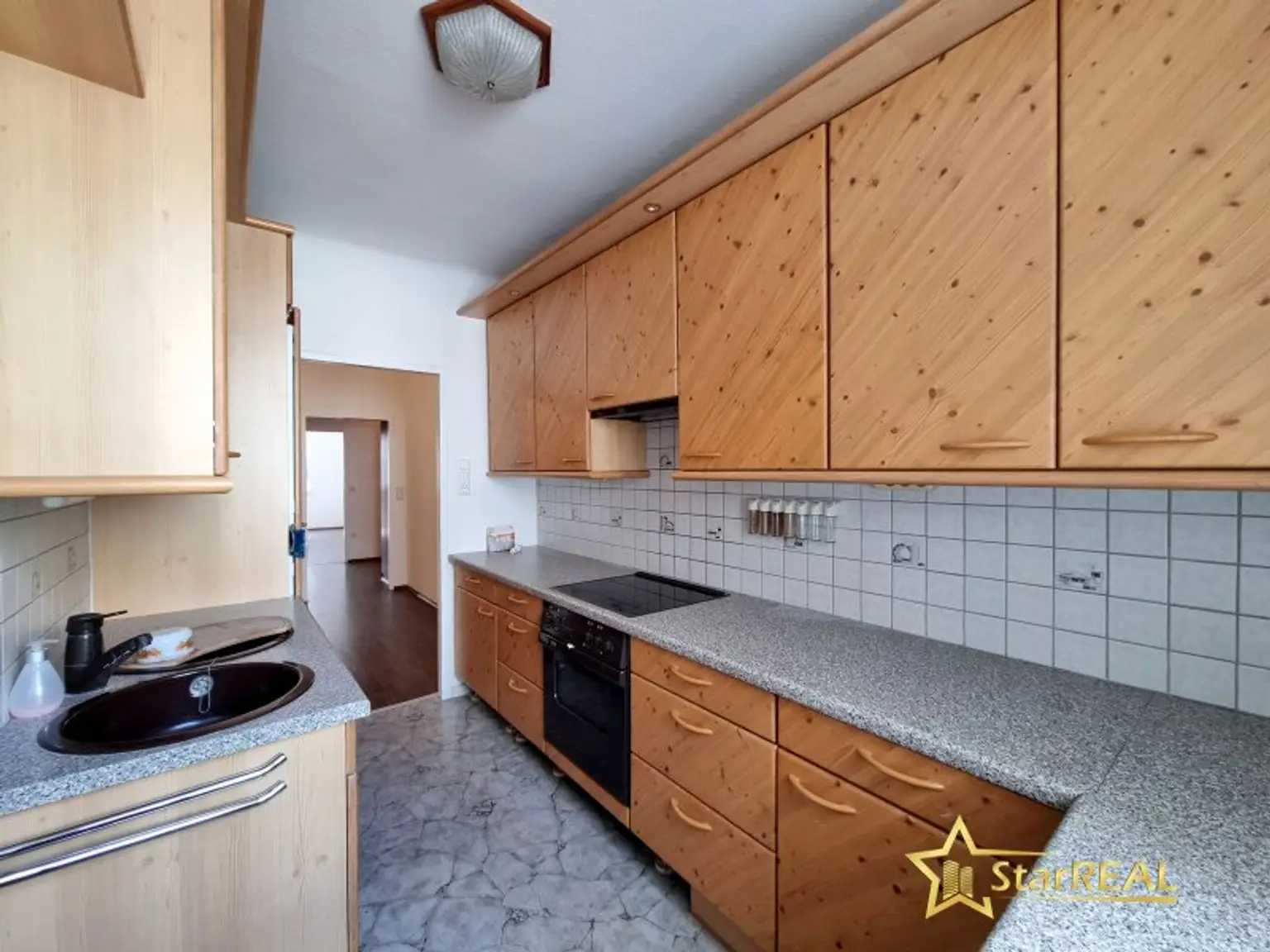 FERNWÄRME-HEIZUNG! ÄUSSERST GEPFLEGTE 3 ZIMMER-WOHNUNG IM 2. LIFTSTOCK. ZENTRALE, RUHIGE LAGE.