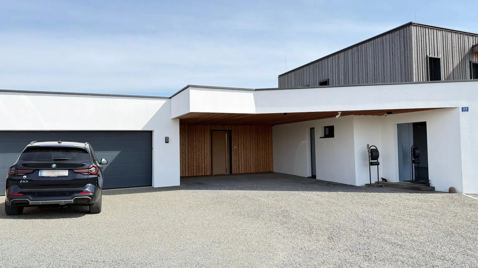 Doppelgarage und Abstellplatz für 2 Autos