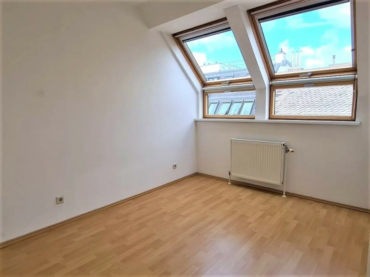 DACHGESCHOSS, AUGARTEN-NÄHE, 87 m² Maisonette mit 10 m2 Terrasse, Wohnküche, 2 Zimmer, Galerie, 2 Bäder, Rembrandtstraße
