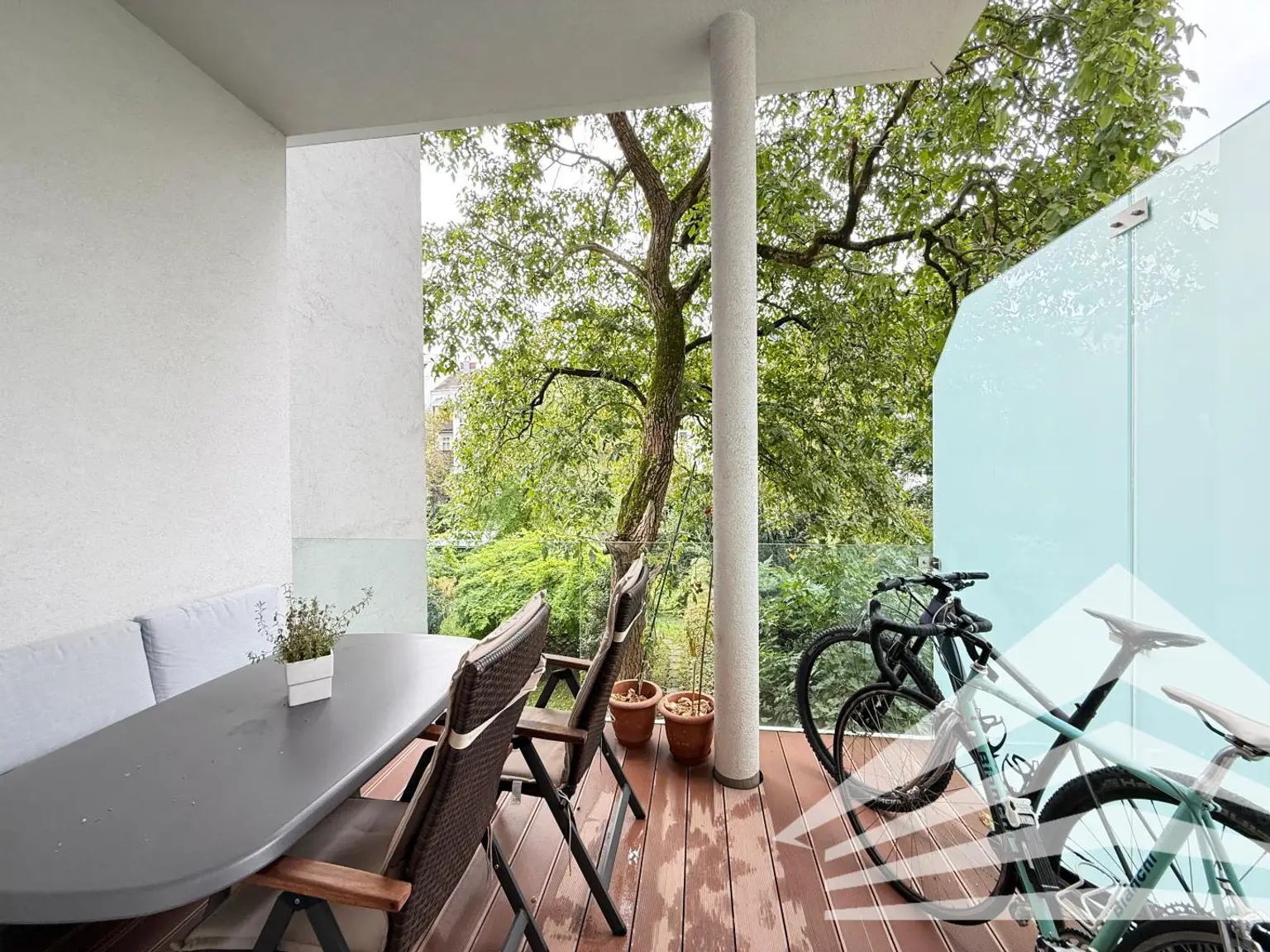 Großzügige 2 Zimmerwohnung mit Innenhofbalkon und moderner Einbauküche!