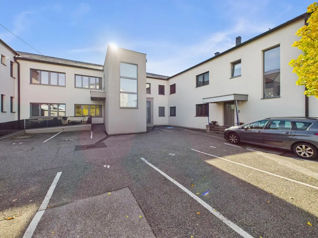 Kernsaniertes Anlageobjekt mit großzügigen Büroflächen und Wohneinheiten in 4050 Traun