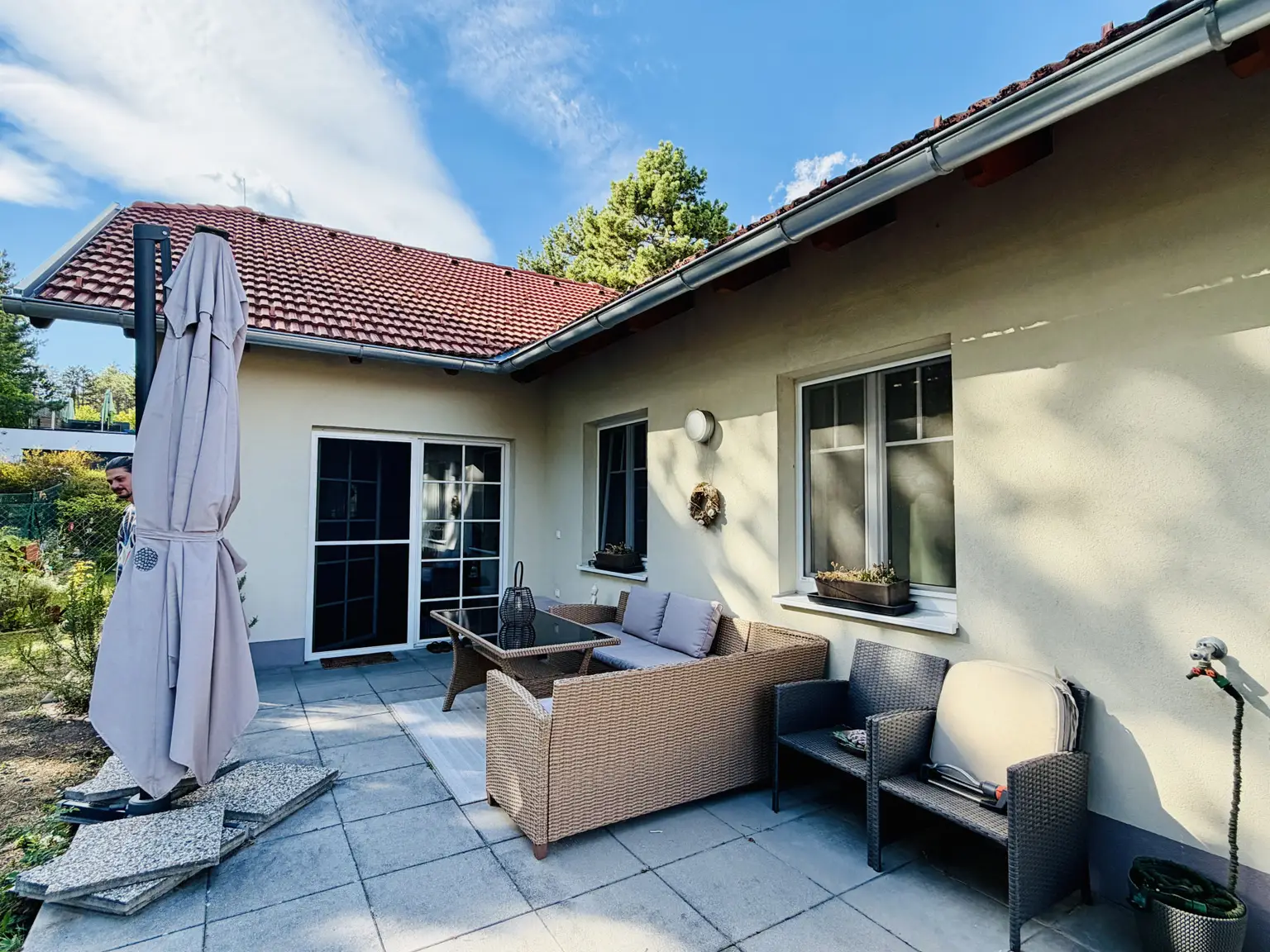 geräumige Terrasse, Zugang übers Wohnzimmer
