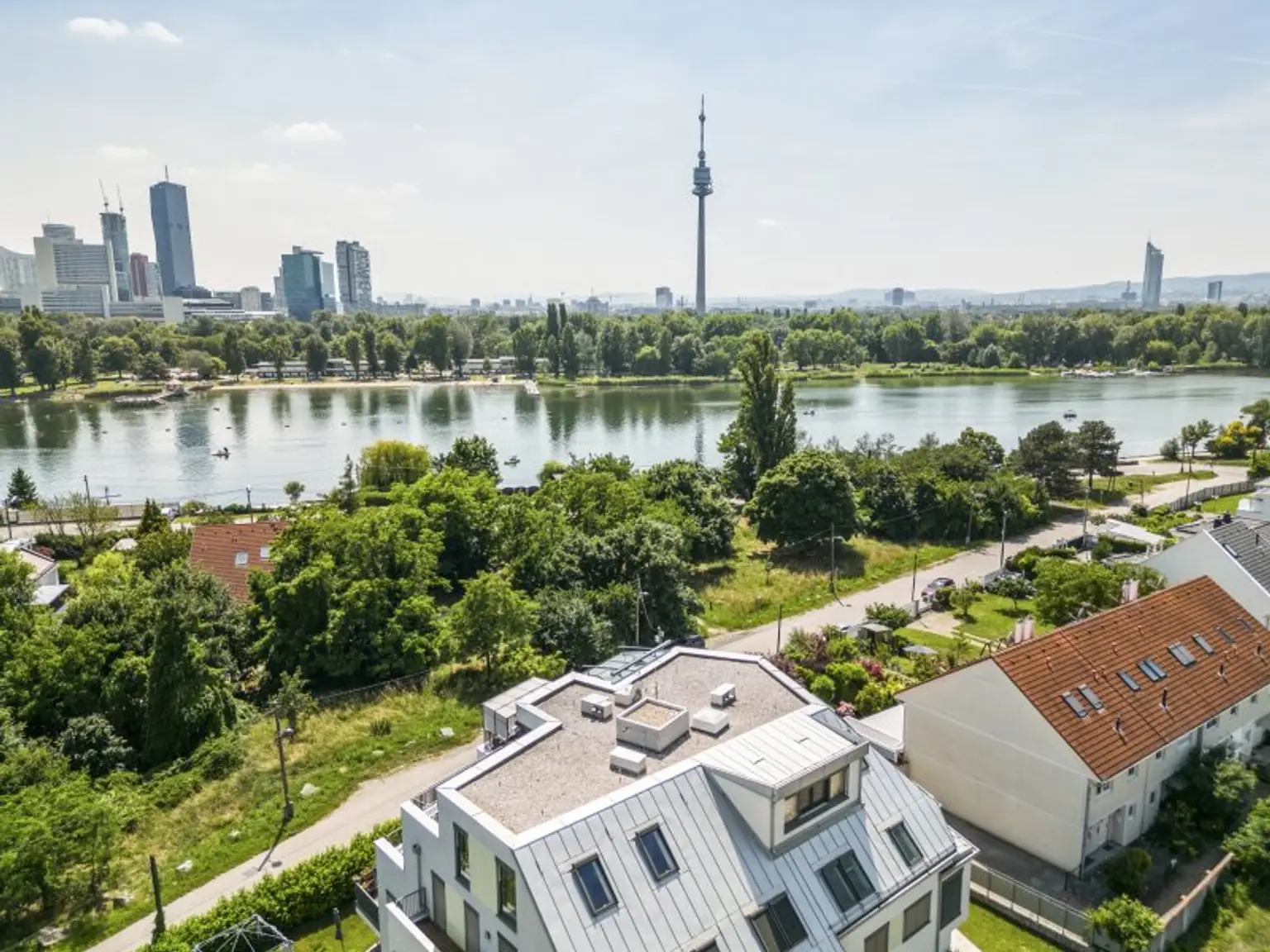 Rarität und Wohntraum! Dachgeschosswohnung mit südwestseitiger Terrasse an der oberen Alten Donau auf Eigengrund! Garagenplatz inkludiert