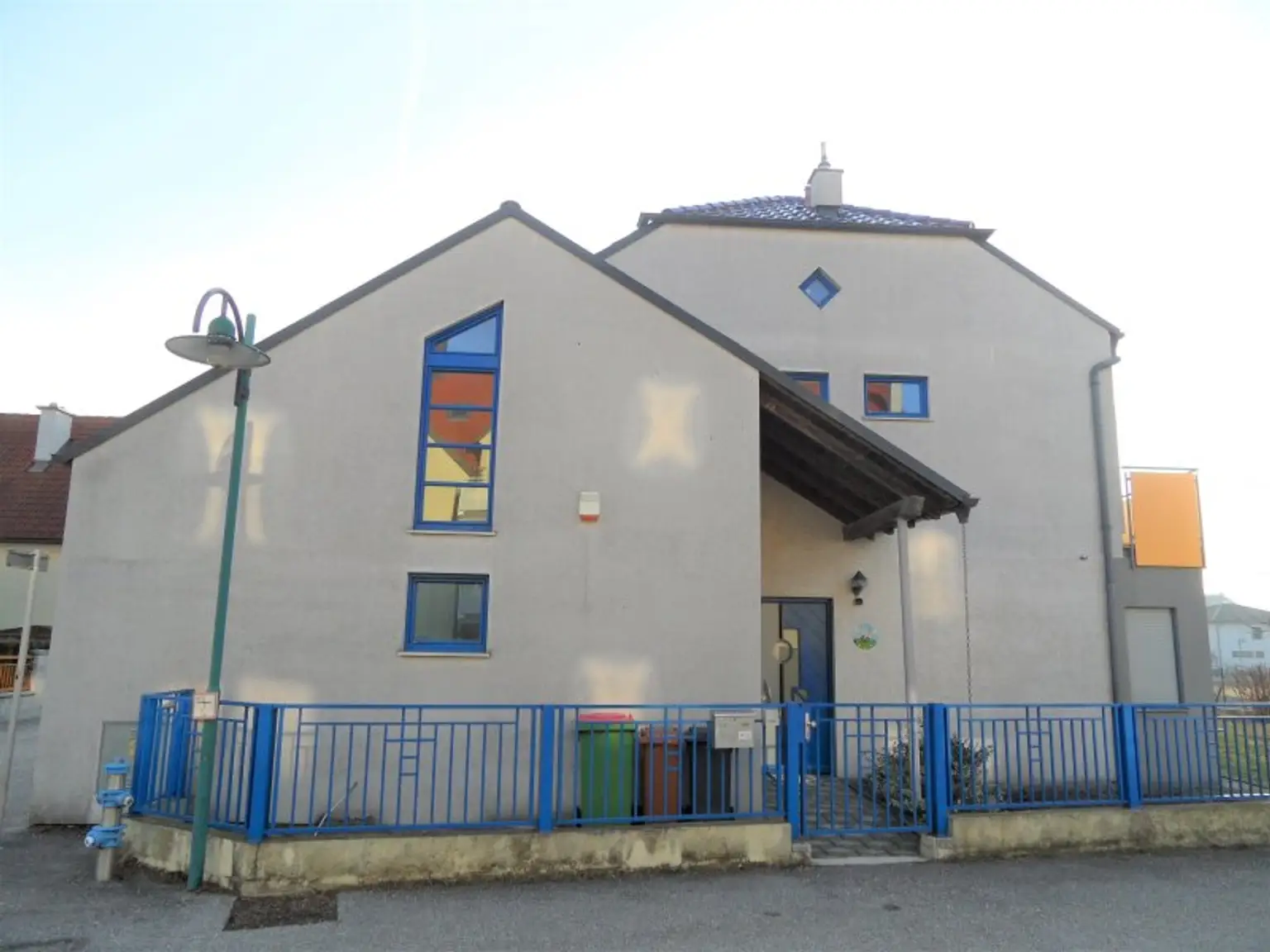 >> MIETHAUS mit 6 ZIMMER, DOPPELGARAGE, KELLER und EIGENGARTEN, am ORTSRAND!