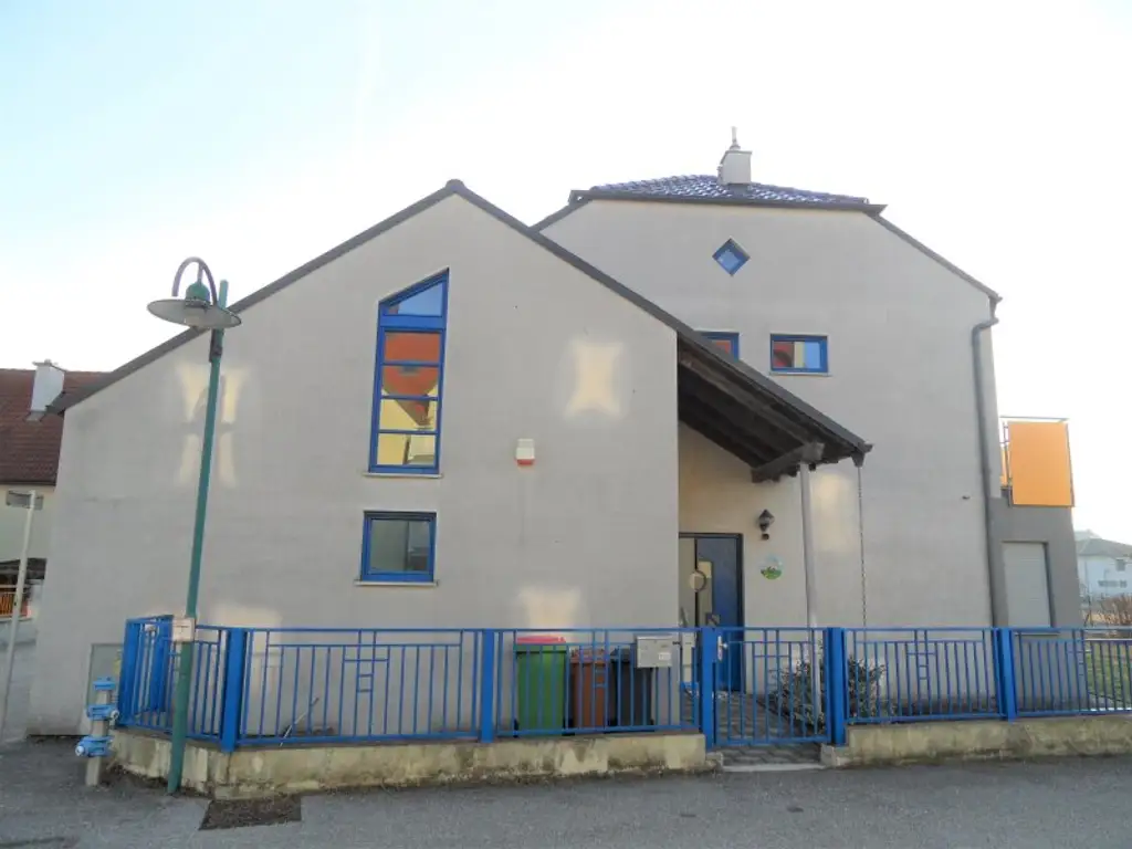 >> MIETHAUS mit 6 ZIMMER, DOPPELGARAGE, KELLER und EIGENGARTEN, am ORTSRAND!